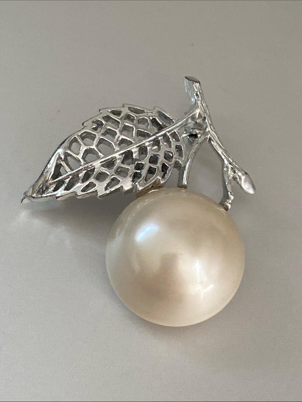 Sarah Coventry 70s “natures pear” Silver Leaf Brooch with faux Pearl Accent